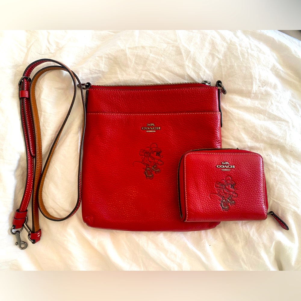 DISNEY X COACH
Minnie Mouse Kitt Messenger Crossbody With Motif and wallet